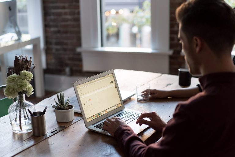 Derecho de los herederos a gestionar los contenidos de los fallecidos en internet